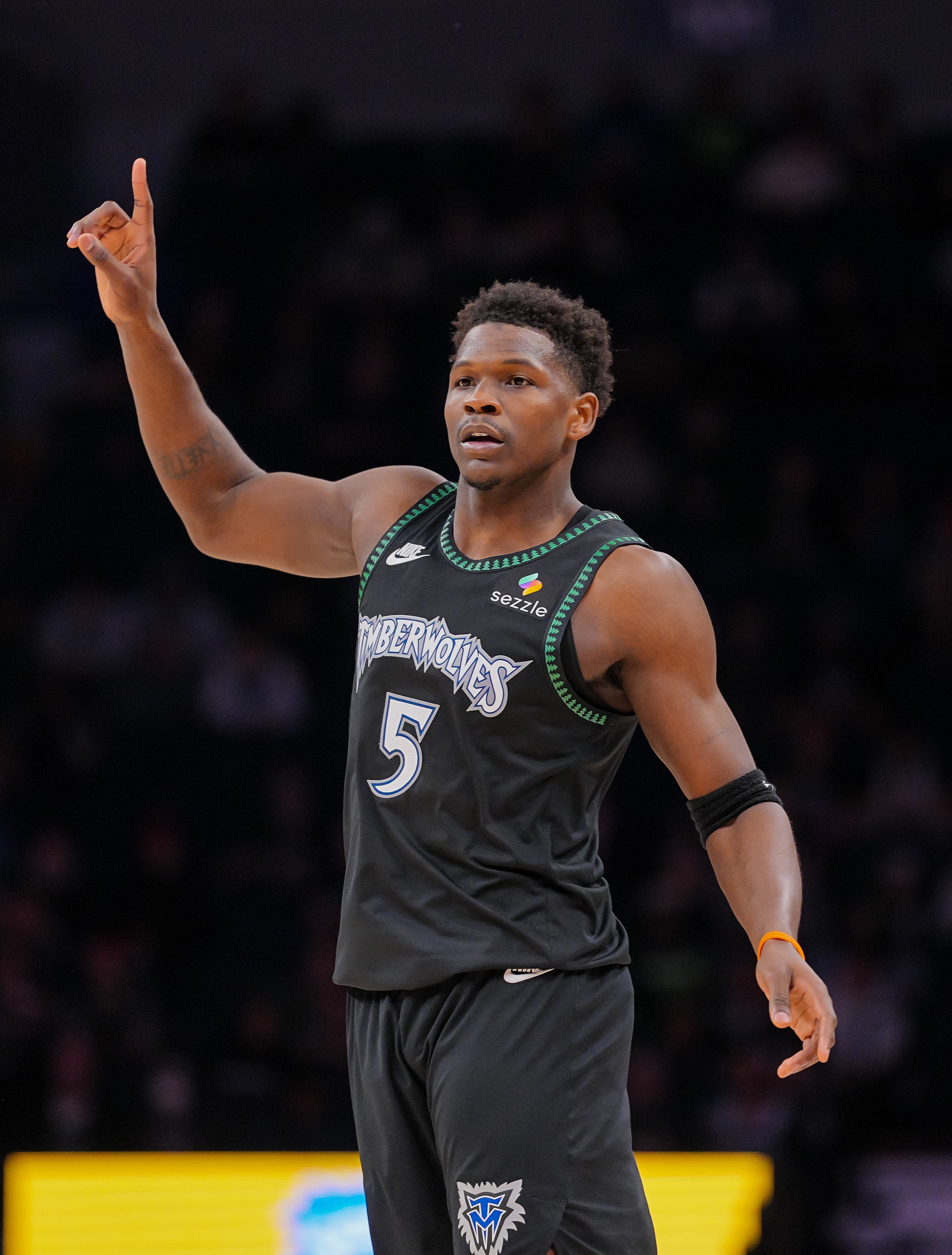 Kaiyun APP-攻防俱佳！爱德华兹半场13中8&amp;三分5中3 砍下21分并有4次抢断