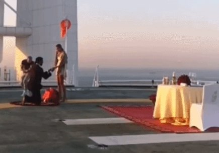 kaiyun体育app-佩莱成功向瓦尔加求婚 美妻娇羞晒出鸽子蛋大钻戒